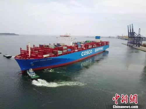 中日韩集装箱船靠泊视频,航拍视角下的海洋物流风采